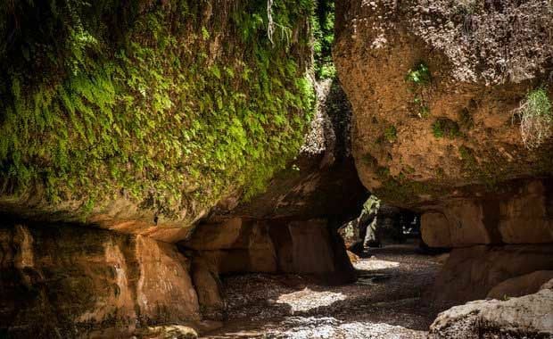 غار طبیعی زینه گان   🔹این غار در دل دشت گرمسیری بخش صالح‌ آباد از توابع شهرستان مهران واقع‌شده است.